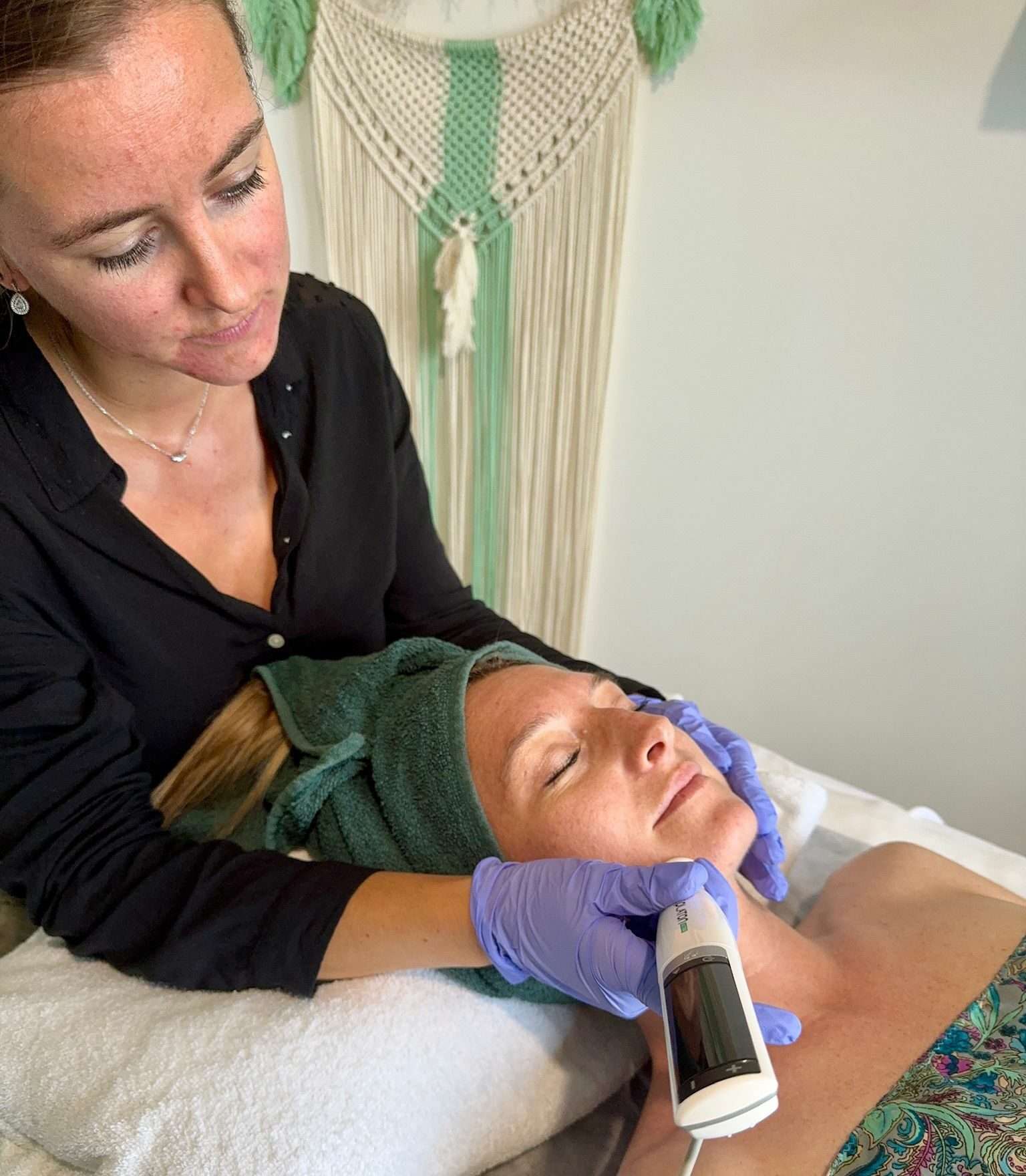 application de plasma froid sur le visage